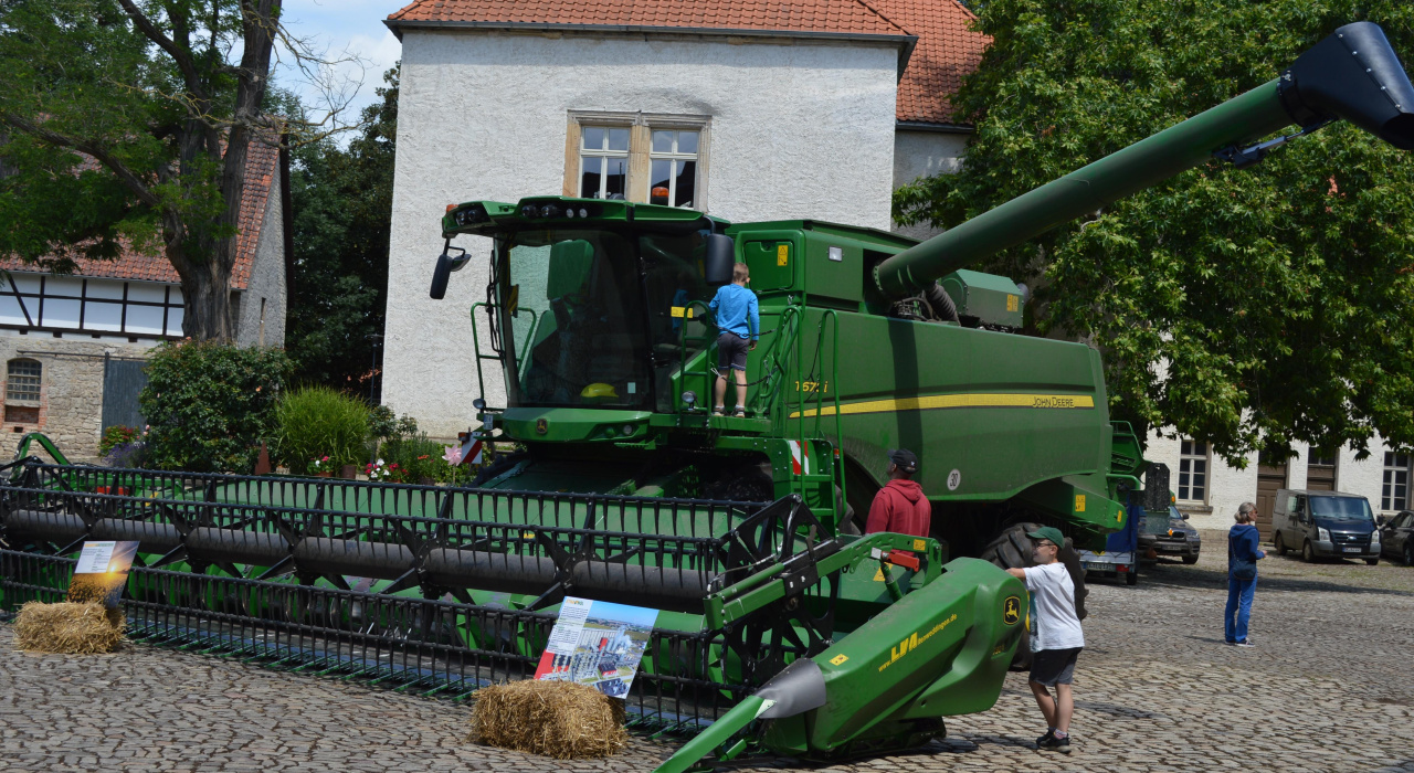 John Deere Mähdrescher mit 9 m breitem Schneidwerk