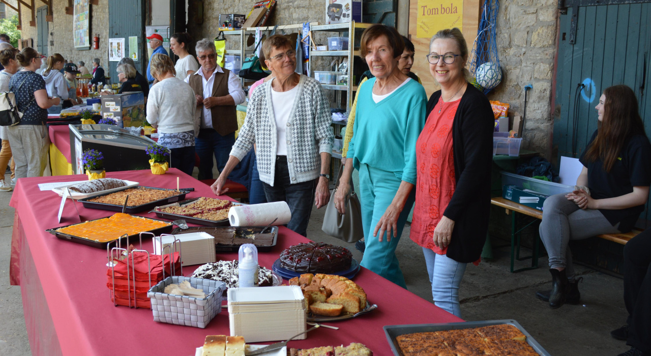 Selbstgebackener Kuchen von fleißen Unterstützerinnen